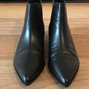 &Other Stories Pointed Leather Chelsea Boots.
